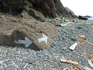 岩に書かれた白い矢印