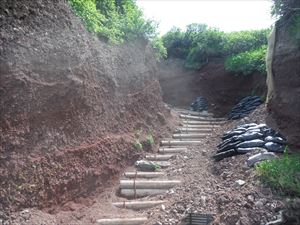 丸太・土のう袋による補修の状況です。