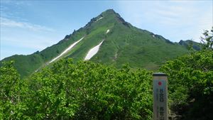 長官山の8合目から望む利尻山