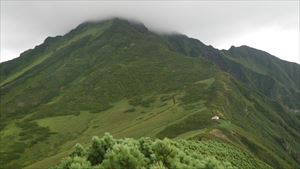 山頂部は雲に覆われる日が多いです。（鴛泊コース8合目長官山より）