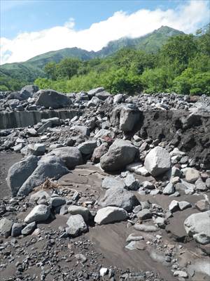 ヤムナイ沢。巨大な石が沢の全体を覆っています。