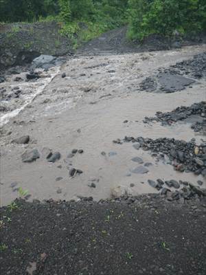 大空沢横断箇所。普段より水量はあるものの巨大な石が流された形跡は見当たりません。