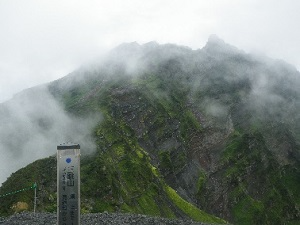 雲の隙間から見える山頂