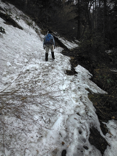 万計山荘までおよそ1.5キロメートル付近の残雪