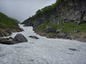屏風岩に通じる急勾配の雪渓