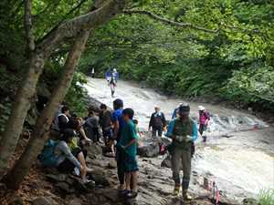 多くの人で賑わうカムイワッカ湯の滝