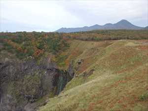 秋を感じる知床連山