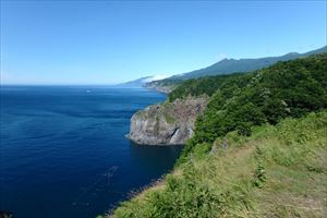知床岬を見渡せる断崖に到着しました。