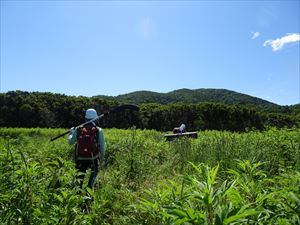 補修に必要な道具を手分けして持ち、現地へ向かいます。