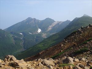 南岳手前から知床硫黄山と第一火口雪渓を望むことができました。