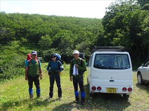 硫黄山登山口にてGSS3名です。