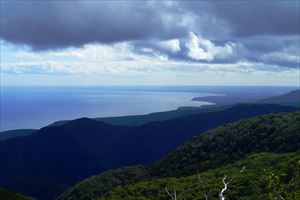 歩道を下り始めると雲が立ちこめてきましたが、標津や野付半島方向が見えて、久しぶりに気持ち良い風景を見ることができました。