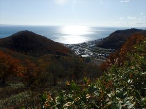 斜度のきつい登りの部分を登り切ってまず見えるのは羅臼の市街地と眩しいばかりの根室海峡です。