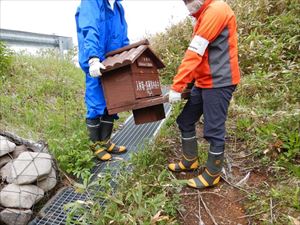 本日は羅臼湖と羅臼岳の登山口に入林箱を設置