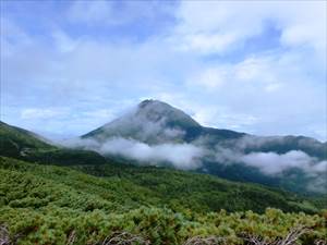 目梨展望台から知床峠・羅臼岳方向、雲が忙しく動いています。