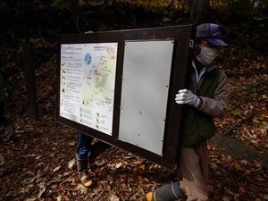 掲示板は建物の中で保管されます。