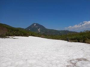 現在の歩道上の残雪は涸沢エリアのみとなっています。