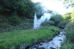 下山時、羅臼ビジターセンター近くの間欠泉から大きな音とともに湯が噴き出してきました。