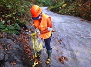 植生保護と安全のためにカムイワッカ湯の滝内に設置した立ち入り禁止テープの回収を行いました。