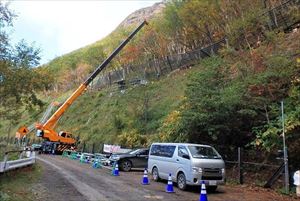 現地では落石防止の工事が広範囲にわたり行われていました。