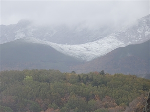 知床岳の裾野が雪化粧