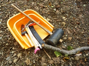 手鍬やバール、掛矢など今回の整備で使用する道具の説明