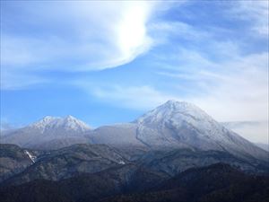 知床連山は裾野に向けての雪化粧