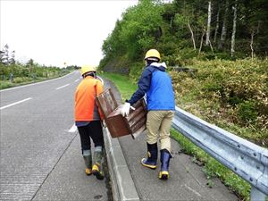 今日は知床峠からゴミを拾いながら、片道約45分の道のりを歩きました。