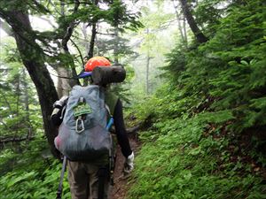 羅臼岳山頂に霧が立ち込める中、羅臼岳（岩尾別コース）の標柱修理を行いました。