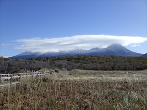 雪でうっすらと白くなった山