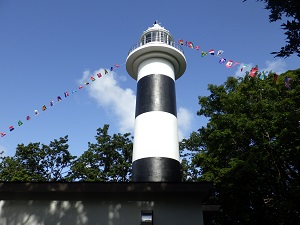 「Shiretoko Sustainable Fes」の企画で、普段は立入禁止のウトロ灯台が一般公開されて賑わっていました。 灯台も旗が飾られて特別仕様になっています。