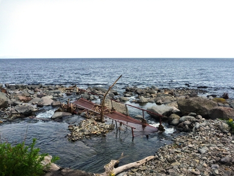 鉄製の橋が流された跡