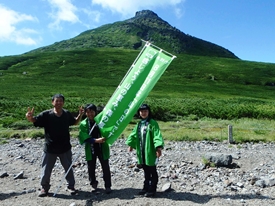 羅臼岳の山頂を背後記念撮影