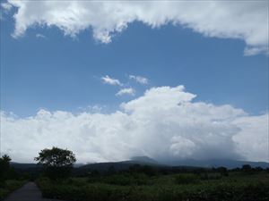山も雲に覆われており、雨に当たる予感いっぱいです。