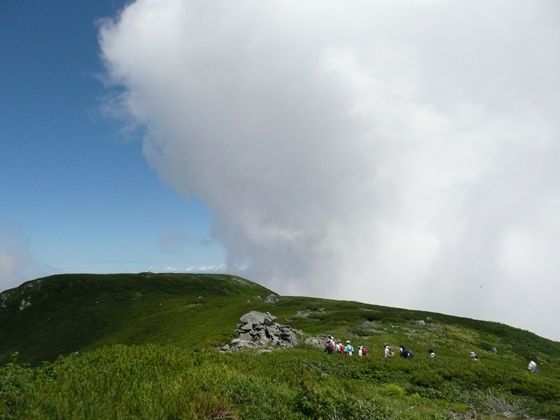 山頂台地では、多くの登山者が行きかっていました