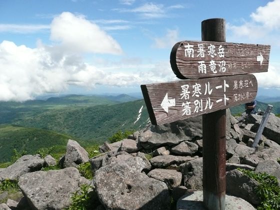 山頂の標識越しに見える雨竜沼方面