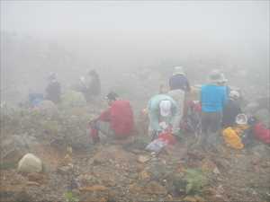 多くの登山者が休憩