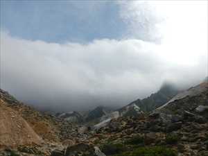大きな雲に覆われる上ホロカメットク山