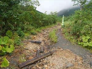 現在、歩道入口付近で、工事が行われていますので、工事区間を通行する際には、工事車両などにご注意下さい。