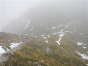 霧が立ちこめた山