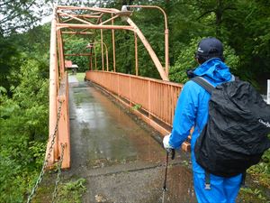 キャンプ場内のこちらの鉄橋を渡り進みます。