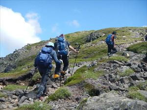 多くの登山者が道を譲り合いながら稜線の小道を進む様子が見られました。