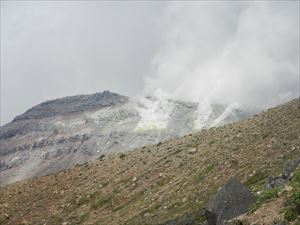 山頂から、大正火口付近を見下ろすと、この日も噴煙が立ち上りその臭気が漂ってきます。
