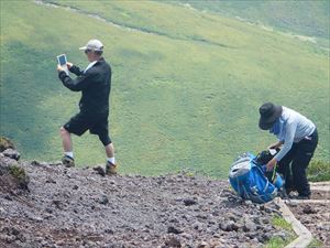 歩道を外れる方には、啓発活動させて頂いています。