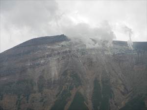 山頂付近の岩場からは、勢いよく噴煙が立ち上っていました。