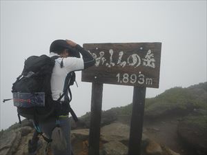 稜線に出ると強い風に晒されます