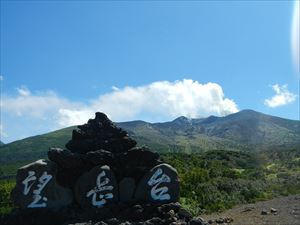この日、十勝岳の活火山らしい噴煙が連峰にたなびいていました。