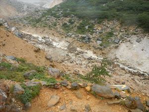 ヌッカクシフラヌイ川は、昨日から続く雨の影響で茶色く濁った水が流れています。