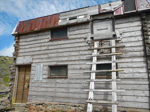 上ホロ避難小屋は老朽化が進んでいますが、来月には簡易的な補修作業が予定されています。