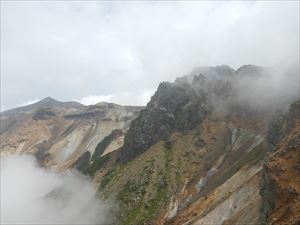 今夏の厳しい残暑も落ち着きを見せ、冷えた秋の空気を漂わせる十勝連峰となりました。